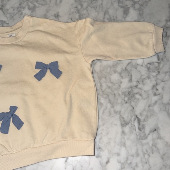 H&M Cute Bow Sweatshirts in Pink and Cream Bundle 2T - Picture 4 of 13